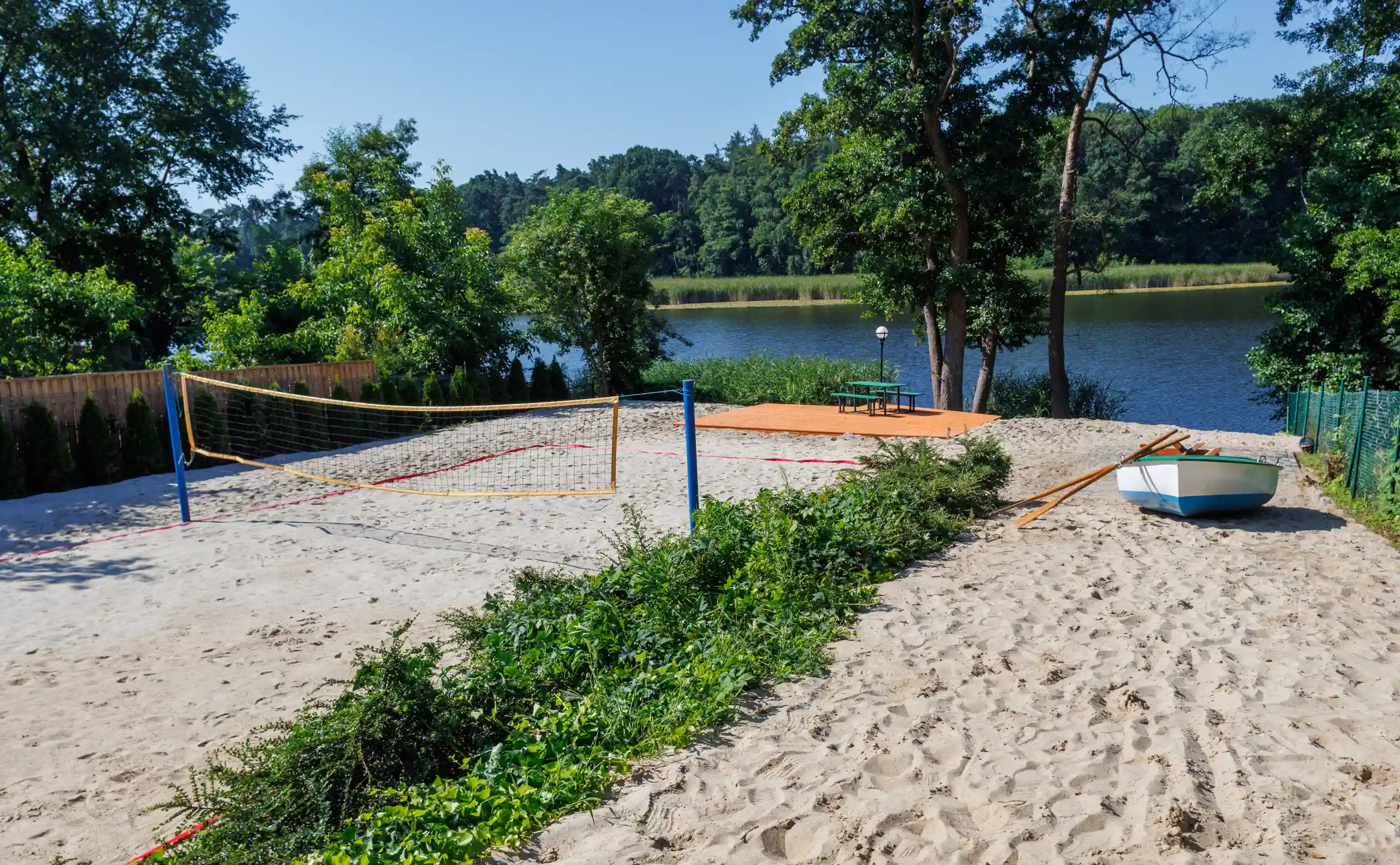 Plaża i boisko Prywatna plaża i boisko do siatkówki nad jeziorem