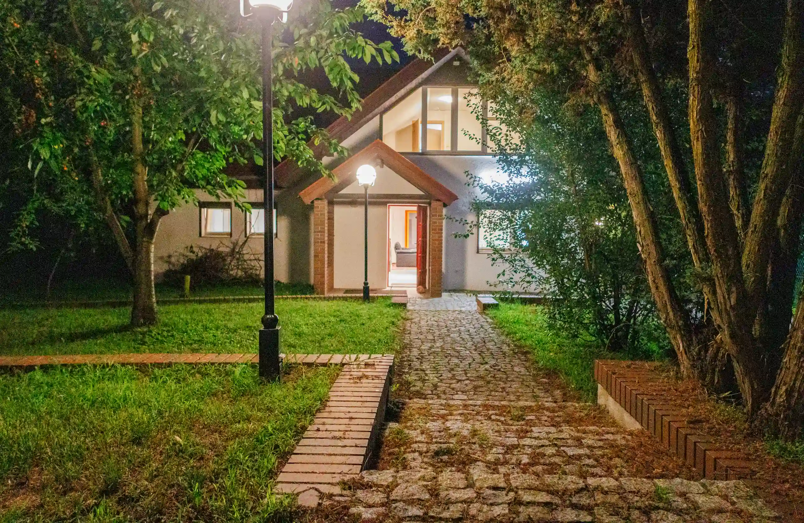 Wejście do apartamentu rezydencji z widokiem na ogród