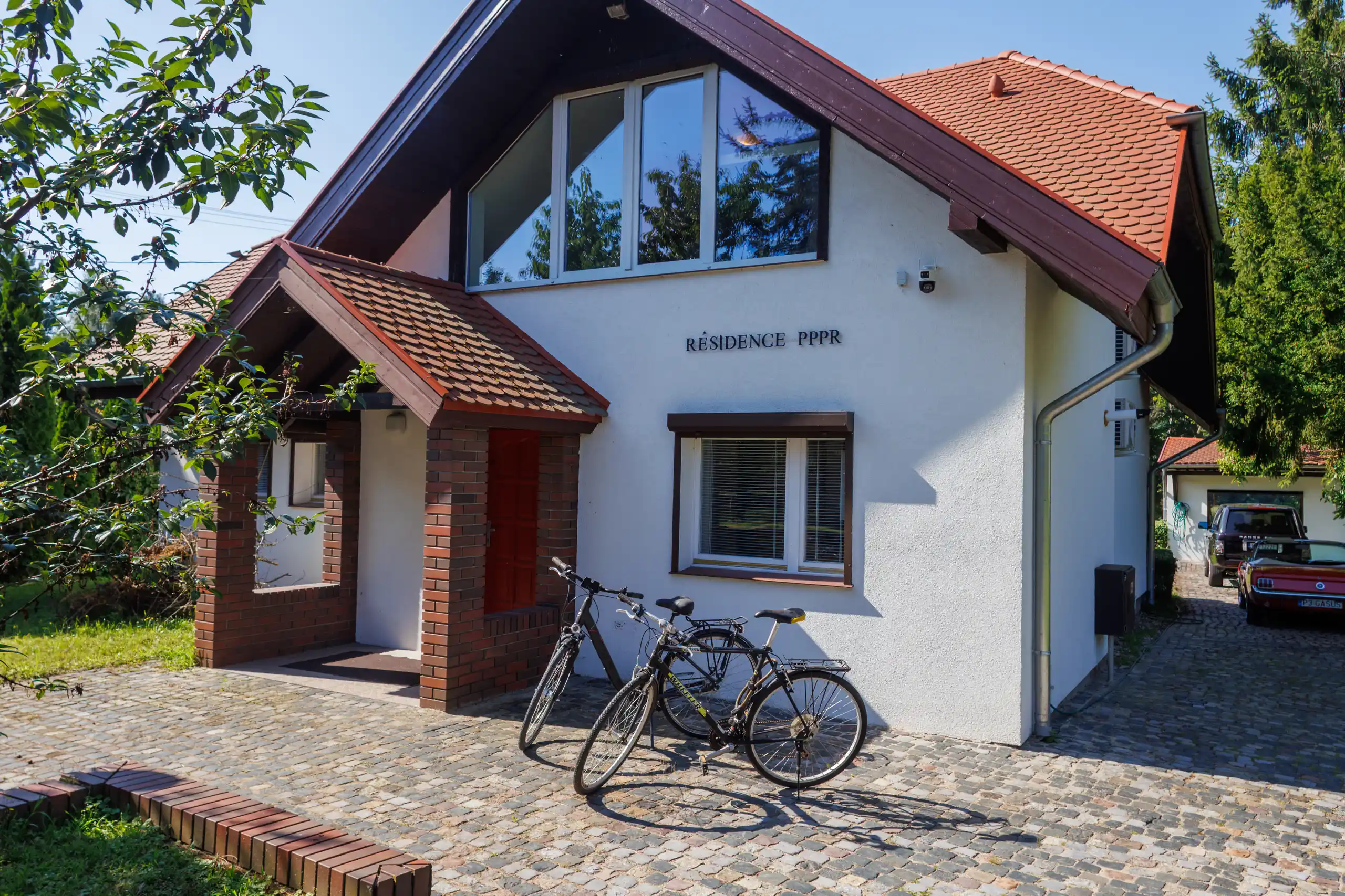 Trasy rowerowe Rezydencja widoczna od strony ulicy, stąd startują wycieczki rowerowe