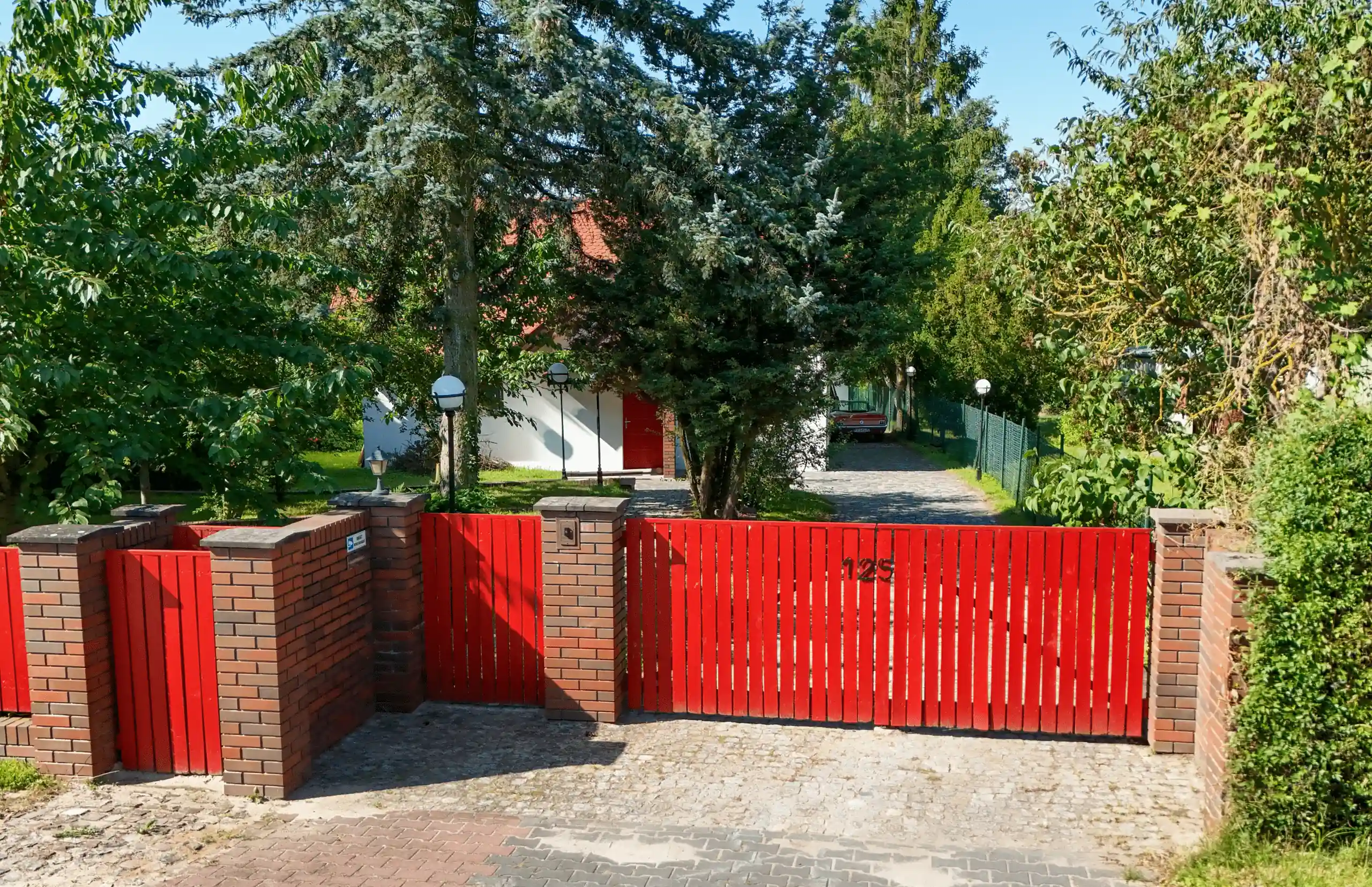 Wjazd do Rezydencji PPPR Wjazd przez bramę na teren rezydencji