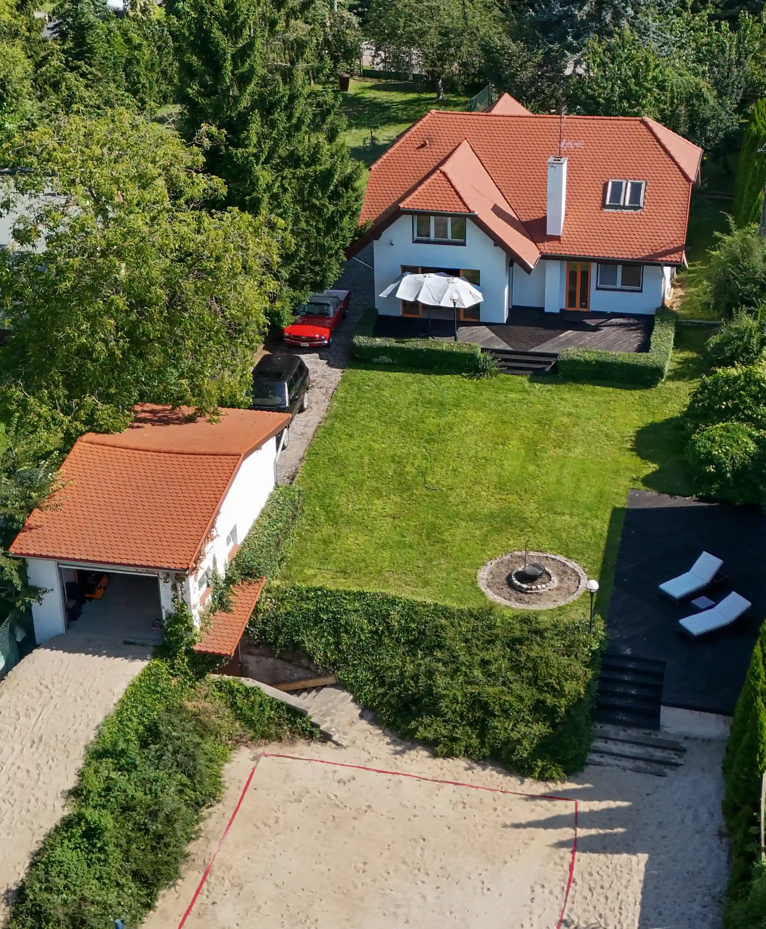 Strefa wypoczynku wśród zieleni rezydencji